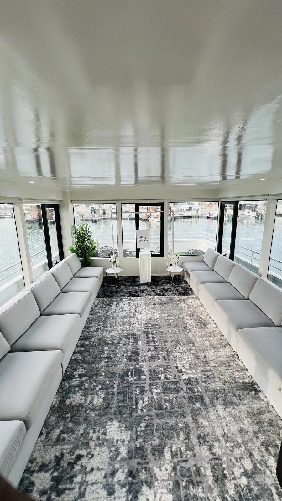 Panoramic interior lounge
